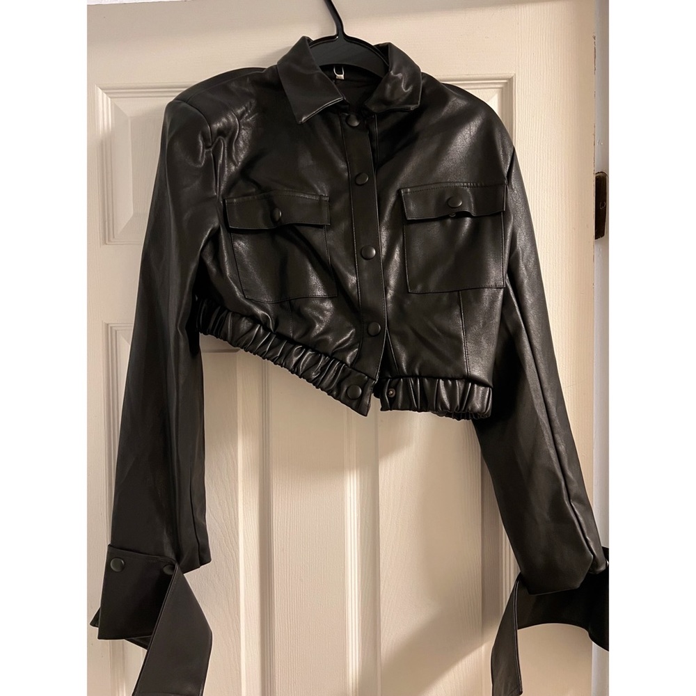 Women’s 2pcs Faux Leather Skirt Set size large (6-8us)
